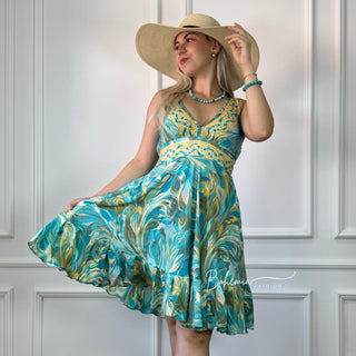 Széles pántos, fodros aljú ruha