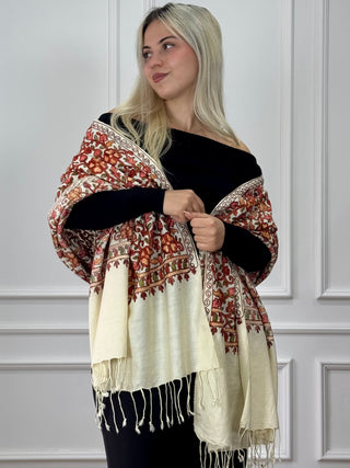 Hímzett virágmintás stóla