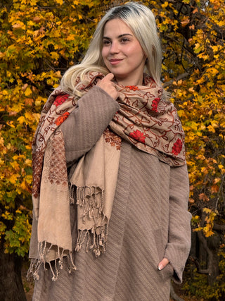 Hímzett virágmintás stóla