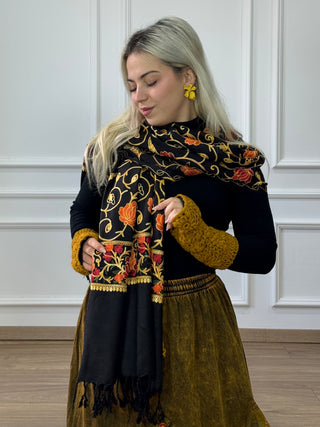 Hímzett virágmintás stóla