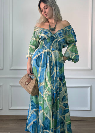 Rochie cu talie strânsă și mâneci clopot