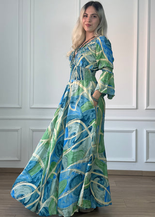 Rochie cu talie strânsă și mâneci clopot