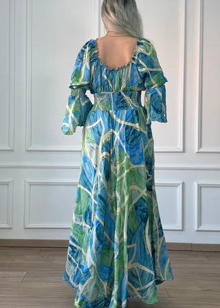 Rochie cu talie strânsă și mâneci clopot