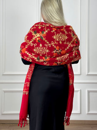 Hímzett virágmintás stóla