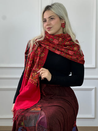 Hímzett virágmintás stóla