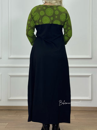 Hosszú ruha kontrasztos felsőrésszel