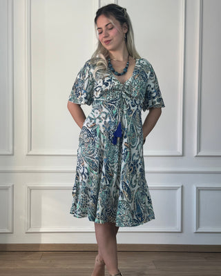 Rövid ruha szívalakú nyakkivágással