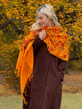 Hímzett virágmintás stóla