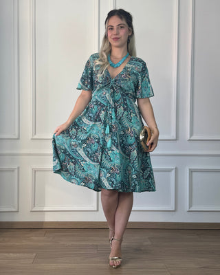 Rövid ruha szívalakú nyakkivágással