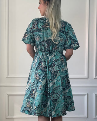 Rövid ruha szívalakú nyakkivágással