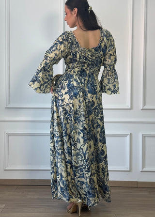 Rochie cu talie strânsă și mâneci clopot