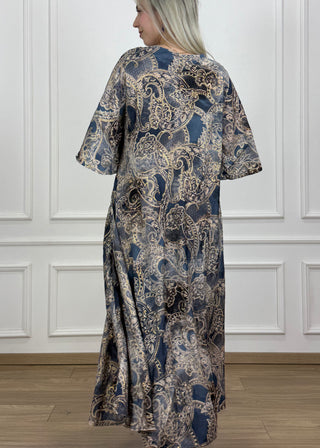 V-nyakú hosszú ruha