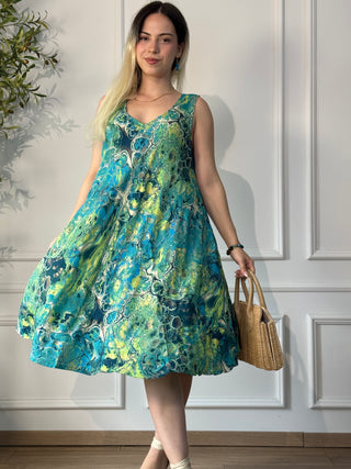 Short dress with wide straps