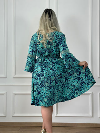 Derékban összehúzható rövid ruha