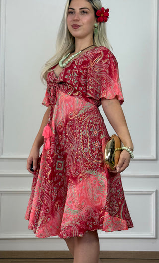 Rövid ruha szívalakú nyakkivágással