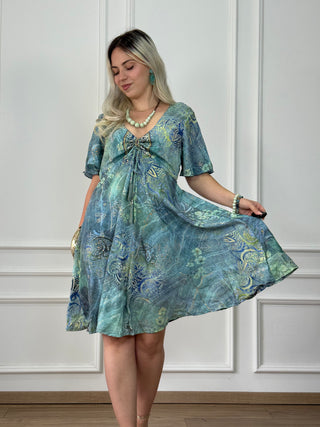 Rövid ruha szívalakú nyakkivágással