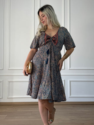 Rövid ruha szívalakú nyakkivágással