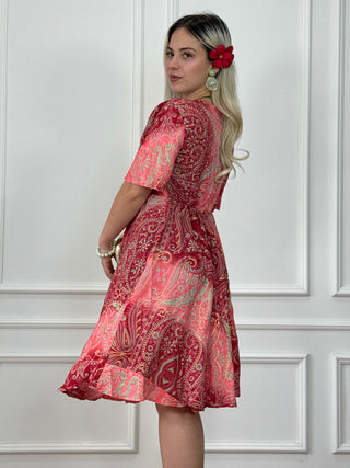 Rövid ruha szívalakú nyakkivágással