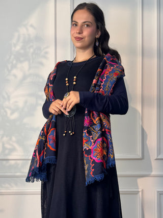 Hímzett gyapjú stóla