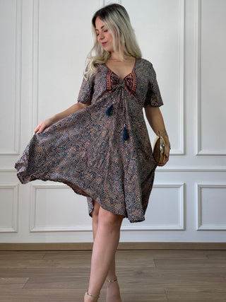 Rövid ruha szívalakú nyakkivágással