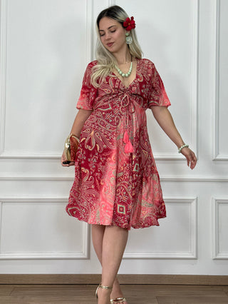 Rövid ruha szívalakú nyakkivágással